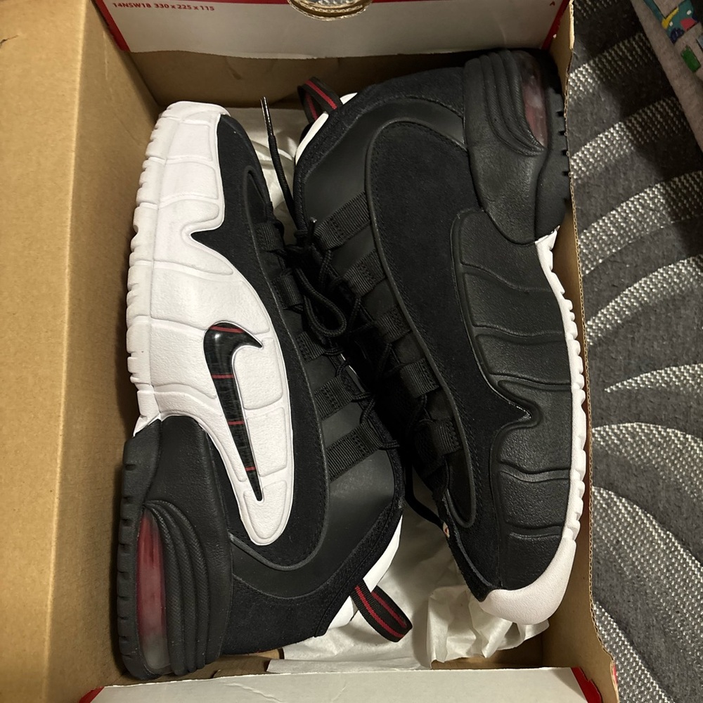 Nike Men's Black and White Athletic Sneakers